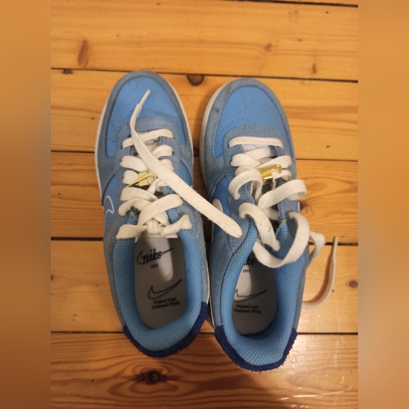 Nike Sneakers - Picture 3 of 6